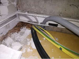 Leitungen durch Dampfbremse.JPG