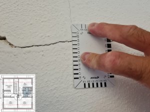 riss zwischen türen_detail.jpg