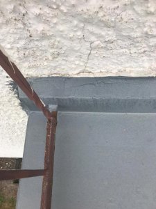 Aktuell - Linke Seite Anschluss Balkon Wand.jpeg