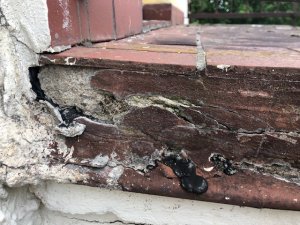 Alt - Linke Seite des Balkons an aufgehende Wand.jpg