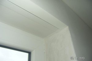 Rolladenkasten mit Kunstoff hinter der Serviceklappe.jpg