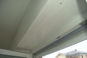 Rolladenkasten ohne Kunstoff hinter der Serviceklappe.jpg