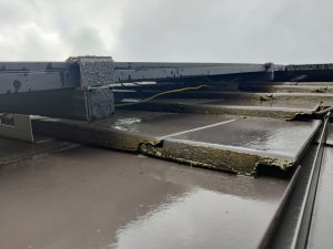 Kabel lose auf Dachziegel 1.jpg