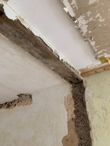 Bild Holzbalken von Wand.jpg