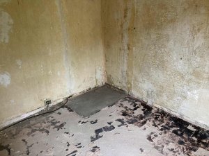 Schlafzimmer Estrich zweitschlimmste Ecke.jpg