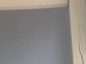 RISS UNTER BALKON.JPG