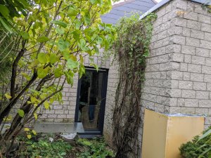 Blick auf rechte Aussenecke Wohnzimmer und Aussenwand Schlafzimmer.jpg