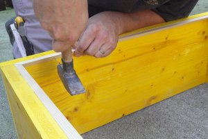 21-schalung_fuer_betonsockel_bauen-weitere_leisten_einsetzen.jpg
