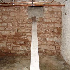 Kellerwand leicht feucht. Altputz abgeschlagen.