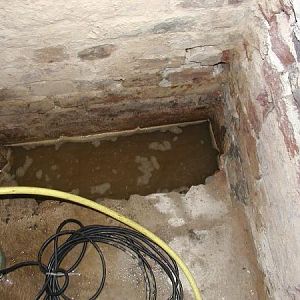 Wie man sieht, ist die Wand nur die ersten Steinreihen hoch feucht. Das Erdreich steht von außen aber höher wie die feuchten Stellen
