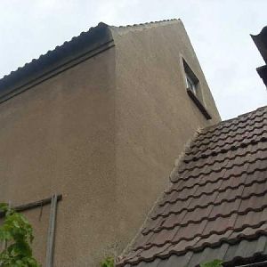 Blick vom Hof auf die Giebelwand. Man beachte die fehlende Regenrinne :-O.