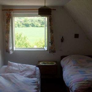 Dachzimmer 1. Richtung Wiese.