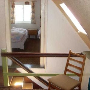 Raum mit Bodentreppe zwischen den Dachzimmern.