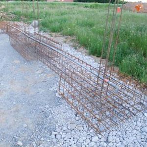 12m und etwas Baustahl für die Fundamente der tragenden Wand in der Hausmitte und die Betonstützen