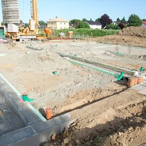 Sand unter dem horizontalen Teil der Dämmung unter der Bodenplatte - teils schon plan und eben, teils eben noch nicht