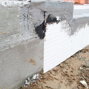 der Übergang von 12 cm Dämmung zum ungedämmten Garagenfundament
