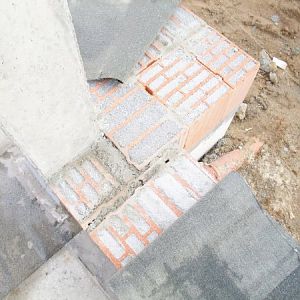 T-Mauerwerk rund um Betonstütze