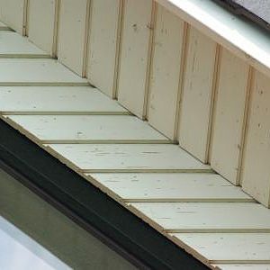 Abblätternde Farbe am Giebel