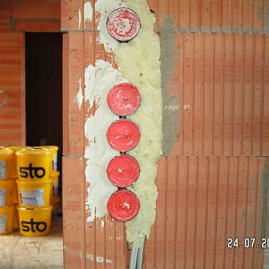 Steckdosen und Schalter in Schaum