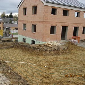 DV Erdkollektor im Sandbett auf Südseite des Hauses