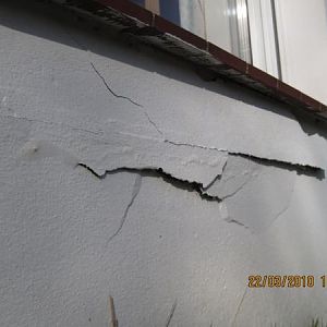 Aufgeplatztes Mauerwerk