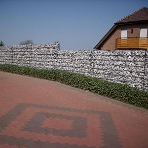 Gabionenwand nach der Fertigstellung Nachbaransicht