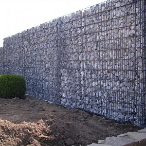 Gabionenwand nach der Fertigstellung Baustellenansicht