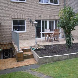 So sieht`s derzeit aus. Links der Kellerabgang soll verschlossen werden. Zum Garten hin soll die Terrasse einen Meter mit einer Stufe über die gesamte