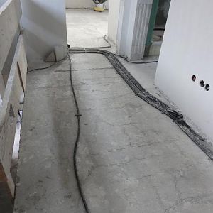 Risse im Betonboden OG Flur