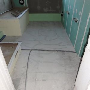 Risse im Betonboden OG Bad