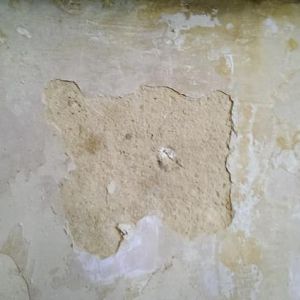 Putz brockelig. Dahinter sieht es nicht besser aus... (Aussenwand)