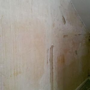 Unebene Zwischenwand mit abgelößten Putz