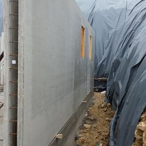 Aussenwand Ostseite, ungefähr mittig haben wir nun eine feuchte Stelle im Keller