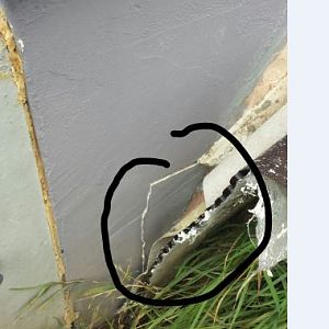 Ein Riss an der Ecke. Die Platte muss es in dem Bereich nach unten gezogen haben. War wohl nicht ordentlich verklebt?