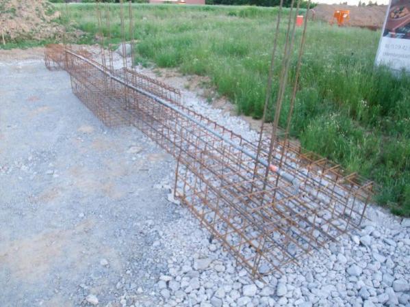 12m und etwas Baustahl für die Fundamente der tragenden Wand in der Hausmitte und die Betonstützen