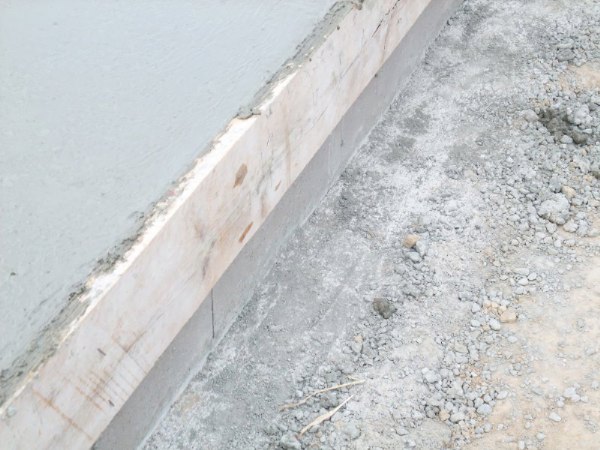 an den Schalsteinen hochgeschalt und vollbetoniert