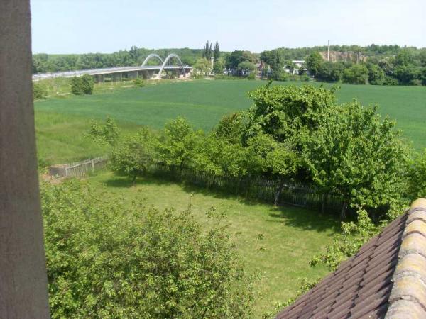 Blick aus dem Giebelfenster auf Grundstück und Landschaft.