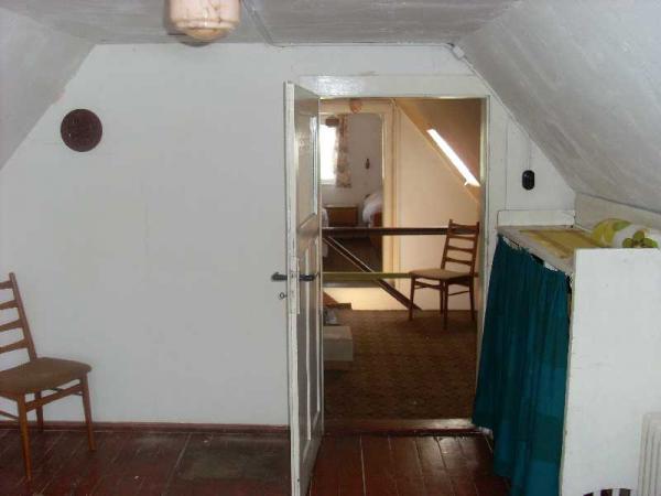 Dachzimmer 2 in Richtung Bodentreppe und Dachzimmer 1.