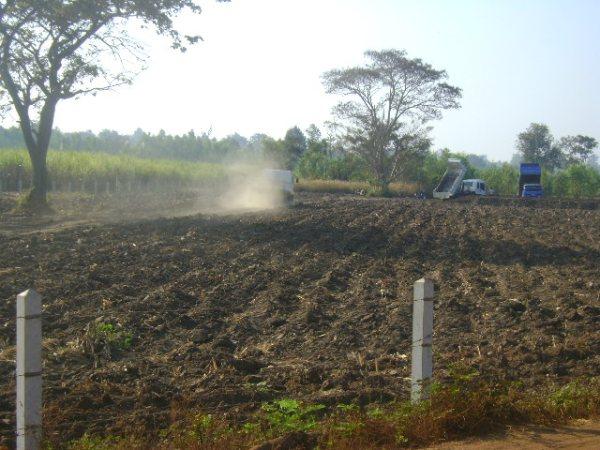 das Grundstueck ..... weit ab ..... das naechste 300 Seelen Dorf ist 3 km entfernt
