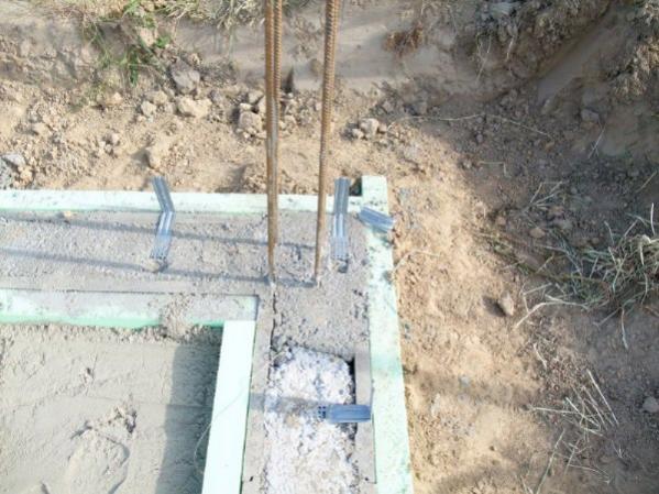 das wird mal eine Betonstütze in der Hausecke, jetzt ist es Dämmung mit Baustahl bevor die Bodenplatte betoniert wird