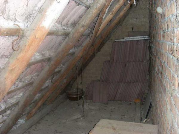 Der Bereich zwischen Drempel und Dachhaut. Gruselig aber furztrocken.