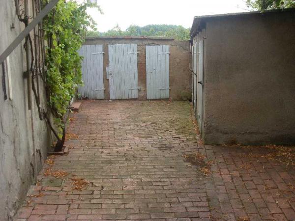 Der Hof in Richtung Wiese.