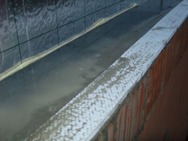 der Regen macht aus dem Mörtel Mörtelsuppe und wäscht ihn weg