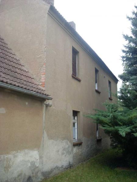 Die Folgen der fehlenden Dachrinne. Bei einer Wandstärke von geschätzten 100 cm aber nicht so folgenreich.