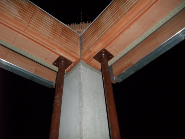 Die Raffstore-Kästen bei denen Mark werkseitig Gehrungsschnitte hatte anbringen lassen