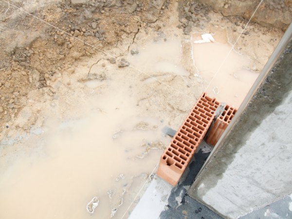 Die Ziegelverblendung der Betonstütze - laut Planung auf der Dämmung ...