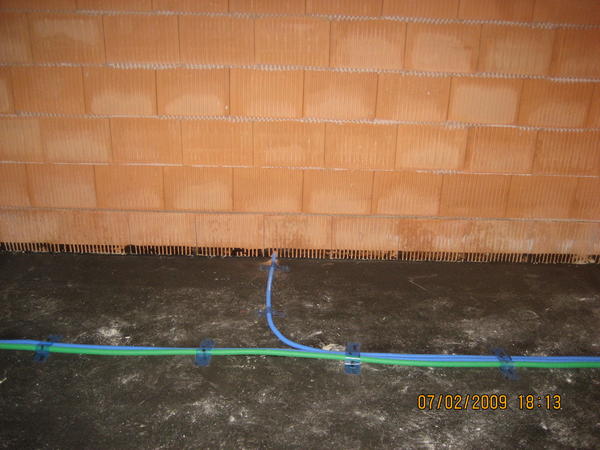 Elektroinstallationsrohr auf Schweißbahn