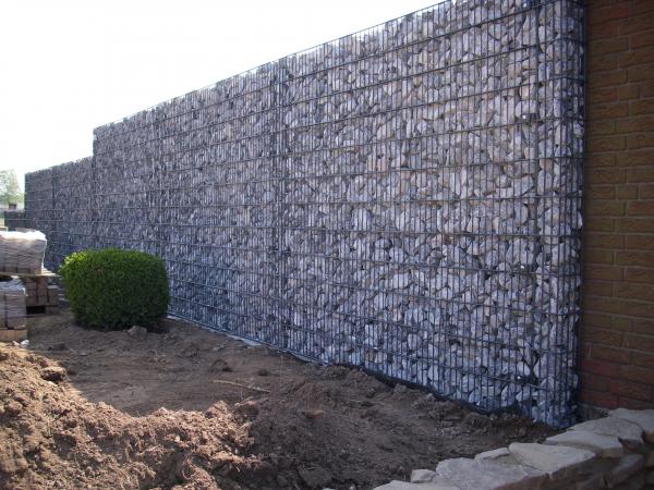 Gabionenwand nach der Fertigstellung Baustellenansicht