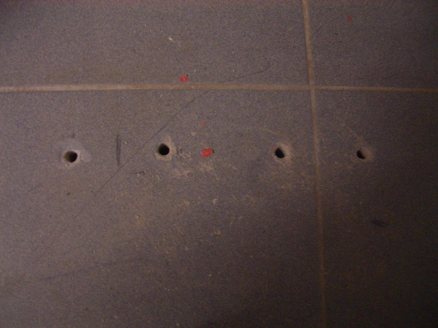 Hinterlassenschaften eines Fachbetriebes.

Falschbohrungen