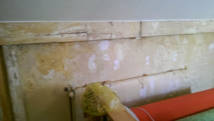 Holzverkleidung der Deckenbalken. Dahinter zieht es.